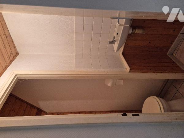 A Nalliers, plein centre, maison de bourg en pierre comprenant 2 appartements lumineux, meublés.