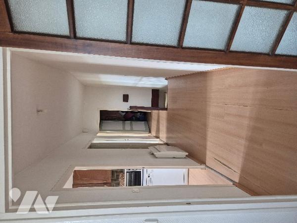 A Nalliers, plein centre, maison de bourg en pierre comprenant 2 appartements lumineux, meublés.