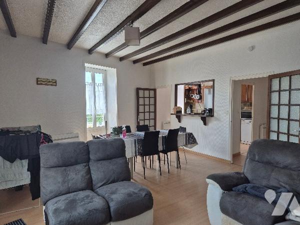 A Nalliers, plein centre, maison de bourg en pierre comprenant 2 appartements lumineux, meublés.