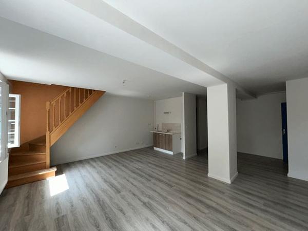 Appartement 3 pièces T3 F3 69.5 m² à Vrigne Aux Bois 19 BIS AVENUE DE MEZIERES 08330 à louer