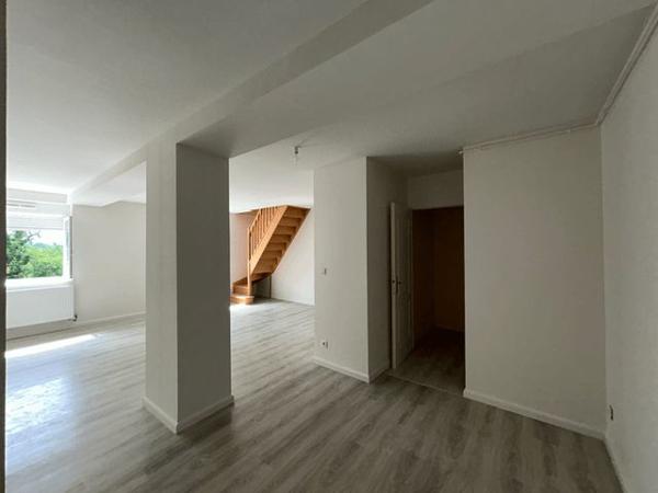 Appartement 3 pièces T3 F3 69.5 m² à Vrigne Aux Bois 19 BIS AVENUE DE MEZIERES 08330 à louer