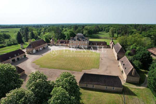 Rare Château Monument Historique à vendre dans le Bourbonnais.