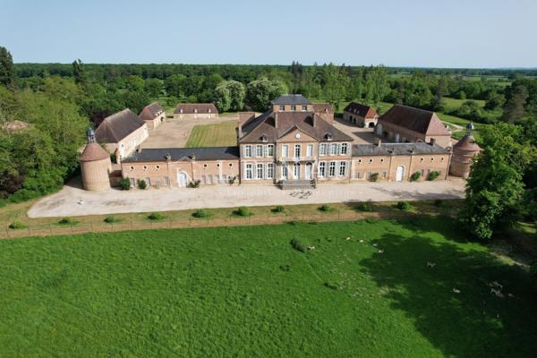 Rare Château Monument Historique à vendre dans le Bourbonnais.