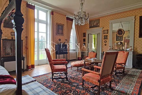 Rare Château Monument Historique à vendre dans le Bourbonnais.
