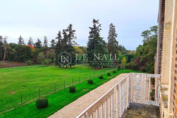Rare Château Monument Historique à vendre dans le Bourbonnais.