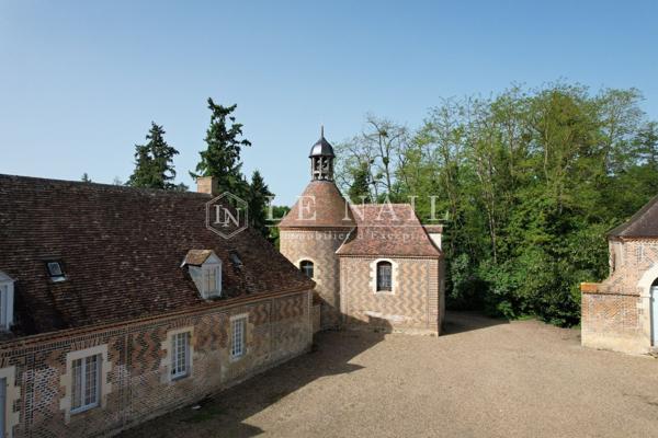 Rare Château Monument Historique à vendre dans le Bourbonnais.