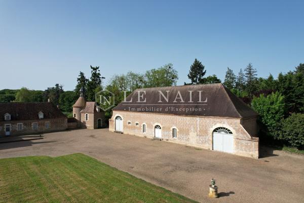 Rare Château Monument Historique à vendre dans le Bourbonnais.