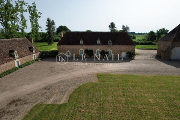 Rare Château Monument Historique à vendre dans le Bourbonnais.
