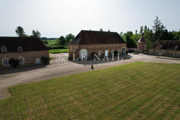 Rare Château Monument Historique à vendre dans le Bourbonnais.