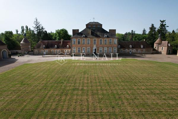 Rare Château Monument Historique à vendre dans le Bourbonnais.