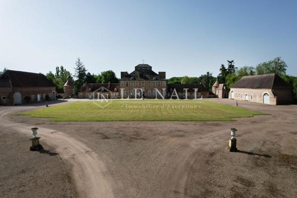 Rare Château Monument Historique à vendre dans le Bourbonnais.