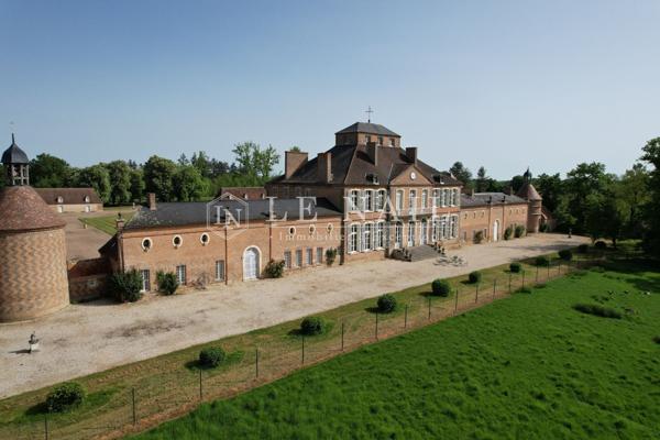 Rare Château Monument Historique à vendre dans le Bourbonnais.