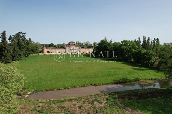 Rare Château Monument Historique à vendre dans le Bourbonnais.