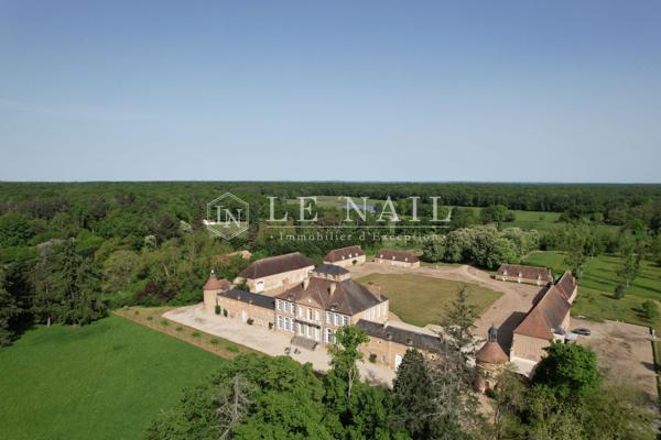 Rare Château Monument Historique à vendre dans le Bourbonnais.