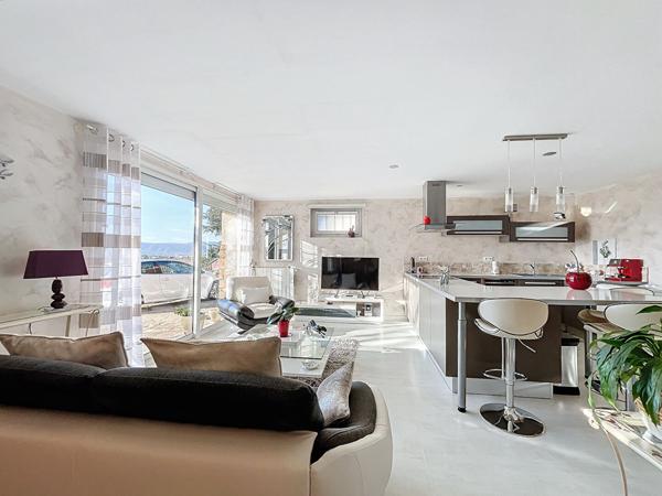 MAISON 178 M² HABITABLES COMPRENANT DEUX HABITATIONS PROCHE TOUTES COMMODITES A PIED