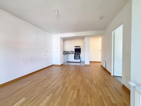 Dans la résidence BELLE-RIVE , venez découvrir ce charmant F2 de 43,27 M2 au 2èm étage sur 4.
Il se compose, d'une entrée, d'un vaste séjour lumineux avec cuisine ouverte donnant directement sur un grand balcon de 10,80M2, d'une chambre confortable avec placard, une salle d'eau avec WC.
Une place de parking en sous-sol complète ce bien. Situé à seulement 8 minutes à pied de la gare et à proximité directe des bords de l' Oise ,il allie parfaitement commodités et cadre verdoyant.