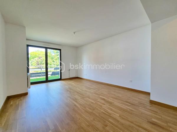 Dans la résidence BELLE-RIVE , venez découvrir ce charmant F2 de 43,27 M2 au 2èm étage sur 4.
Il se compose, d'une entrée, d'un vaste séjour lumineux avec cuisine ouverte donnant directement sur un grand balcon de 10,80M2, d'une chambre confortable avec placard, une salle d'eau avec WC.
Une place de parking en sous-sol complète ce bien. Situé à seulement 8 minutes à pied de la gare et à proximité directe des bords de l' Oise ,il allie parfaitement commodités et cadre verdoyant.