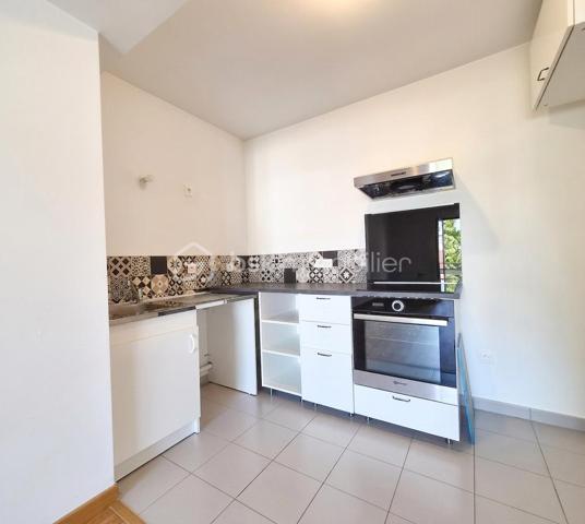 Dans la résidence BELLE-RIVE , venez découvrir ce charmant F2 de 43,27 M2 au 2èm étage sur 4.
Il se compose, d'une entrée, d'un vaste séjour lumineux avec cuisine ouverte donnant directement sur un grand balcon de 10,80M2, d'une chambre confortable avec placard, une salle d'eau avec WC.
Une place de parking en sous-sol complète ce bien. Situé à seulement 8 minutes à pied de la gare et à proximité directe des bords de l' Oise ,il allie parfaitement commodités et cadre verdoyant.