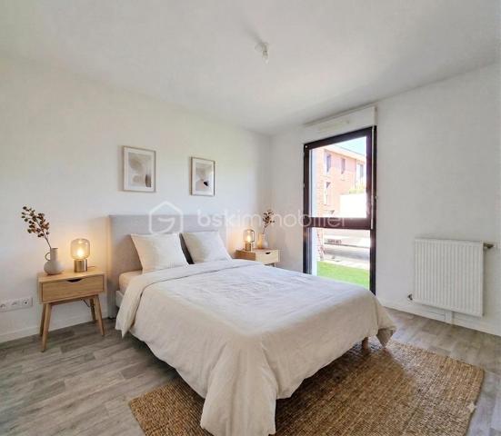 Dans la résidence BELLE-RIVE , venez découvrir ce charmant F2 de 43,27 M2 au 2èm étage sur 4.
Il se compose, d'une entrée, d'un vaste séjour lumineux avec cuisine ouverte donnant directement sur un grand balcon de 10,80M2, d'une chambre confortable avec placard, une salle d'eau avec WC.
Une place de parking en sous-sol complète ce bien. Situé à seulement 8 minutes à pied de la gare et à proximité directe des bords de l' Oise ,il allie parfaitement commodités et cadre verdoyant.