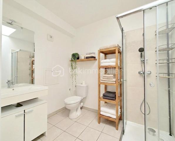 Dans la résidence BELLE-RIVE , venez découvrir ce charmant F2 de 43,27 M2 au 2èm étage sur 4.
Il se compose, d'une entrée, d'un vaste séjour lumineux avec cuisine ouverte donnant directement sur un grand balcon de 10,80M2, d'une chambre confortable avec placard, une salle d'eau avec WC.
Une place de parking en sous-sol complète ce bien. Situé à seulement 8 minutes à pied de la gare et à proximité directe des bords de l' Oise ,il allie parfaitement commodités et cadre verdoyant.