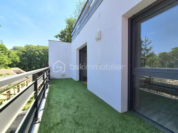Dans la résidence BELLE-RIVE , venez découvrir ce charmant F2 de 43,27 M2 au 2èm étage sur 4.
Il se compose, d'une entrée, d'un vaste séjour lumineux avec cuisine ouverte donnant directement sur un grand balcon de 10,80M2, d'une chambre confortable avec placard, une salle d'eau avec WC.
Une place de parking en sous-sol complète ce bien. Situé à seulement 8 minutes à pied de la gare et à proximité directe des bords de l' Oise ,il allie parfaitement commodités et cadre verdoyant.