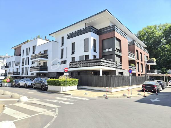 Dans la résidence BELLE-RIVE , venez découvrir ce charmant F2 de 43,27 M2 au 2èm étage sur 4.
Il se compose, d'une entrée, d'un vaste séjour lumineux avec cuisine ouverte donnant directement sur un grand balcon de 10,80M2, d'une chambre confortable avec placard, une salle d'eau avec WC.
Une place de parking en sous-sol complète ce bien. Situé à seulement 8 minutes à pied de la gare et à proximité directe des bords de l' Oise ,il allie parfaitement commodités et cadre verdoyant.