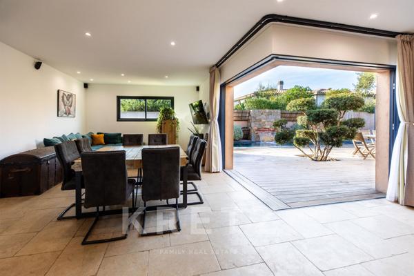 Villa moderne de plain-pied avec piscine chauffée