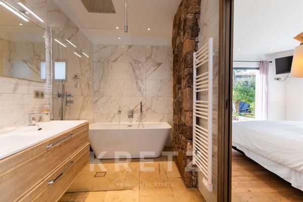 Villa moderne de plain-pied avec piscine chauffée