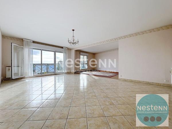 Bel appartement 4 pièces de 125 m² au coeur de Blois avec terrasse plein sud, séjour spacieux, 3 chambres, cuisine équipée, garage et place de parking. Proche commerces, université et hôpital.
