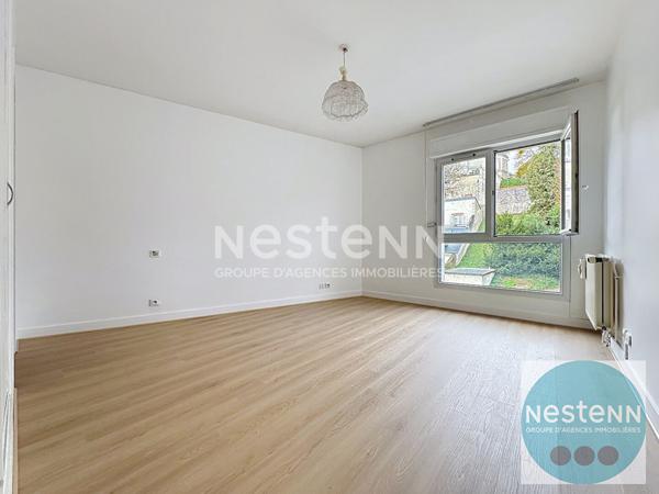 Bel appartement 4 pièces de 125 m² au coeur de Blois avec terrasse plein sud, séjour spacieux, 3 chambres, cuisine équipée, garage et place de parking. Proche commerces, université et hôpital.