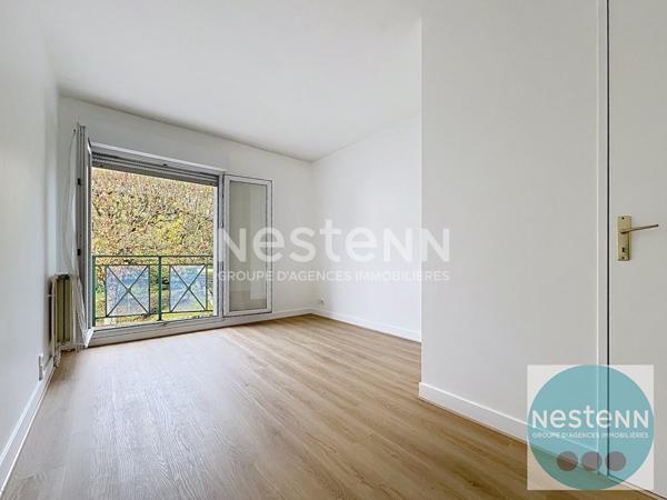 Bel appartement 4 pièces de 125 m² au coeur de Blois avec terrasse plein sud, séjour spacieux, 3 chambres, cuisine équipée, garage et place de parking. Proche commerces, université et hôpital.