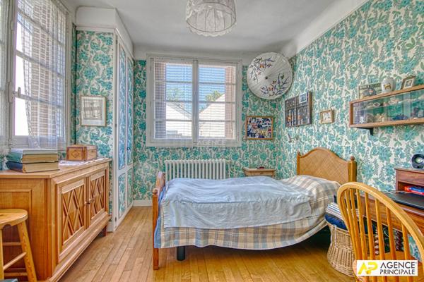 Le Chesnay Parc Aubert - Maison ancienne 130 m² habitables sur parcelle d'environ 400 m² €850 000 ** - Référence 27527