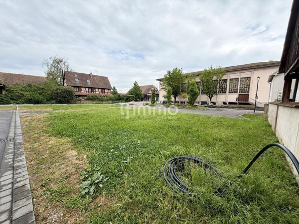 Terrain constructible de 381m² au cœur du village