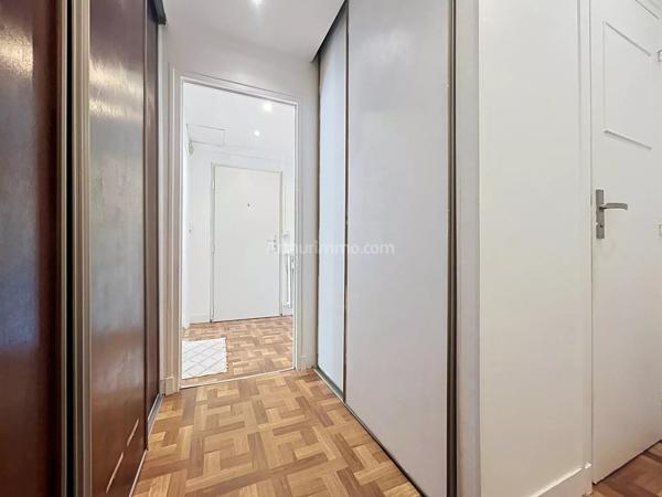 Vente                                                      Appartement
                        
                     3 pièces                      53 m2                     à Reims
