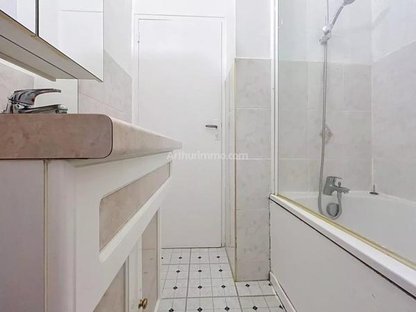 Vente                                                      Appartement
                        
                     3 pièces                      53 m2                     à Reims