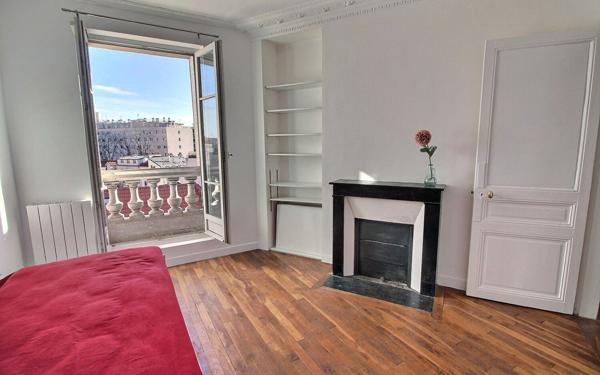 Appartement à vendre    2 pièces • 48,23 m2 Vincennes