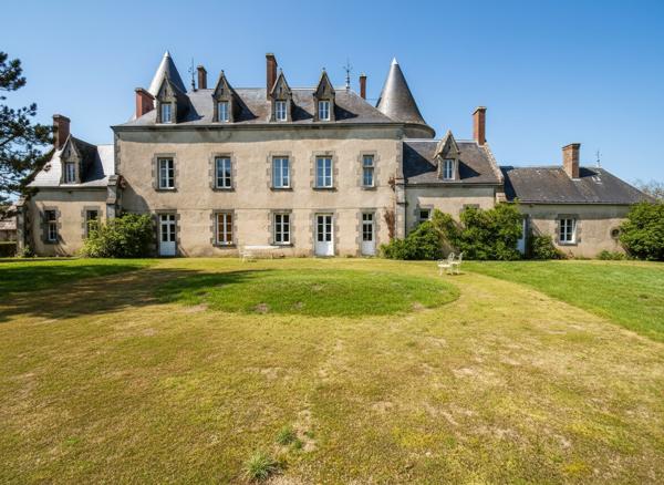 CHÂTEAU D'EXCEPTION DES XVe ET XIXe SIÈCLES DOMAINE DE 108 HECTARES, MONUMENT HISTORIQUE, HAUTE-VIENNE Le dorat