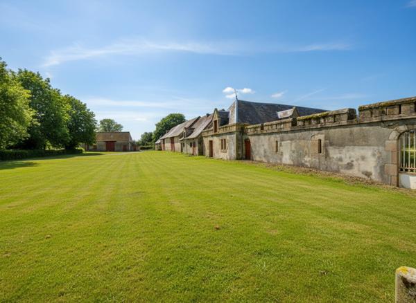 CHÂTEAU D'EXCEPTION DES XVe ET XIXe SIÈCLES DOMAINE DE 108 HECTARES, MONUMENT HISTORIQUE, HAUTE-VIENNE Le dorat