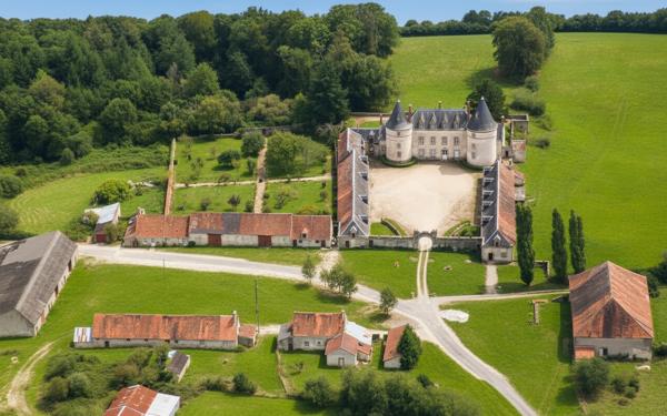CHÂTEAU D'EXCEPTION DES XVe ET XIXe SIÈCLES DOMAINE DE 108 HECTARES, MONUMENT HISTORIQUE, HAUTE-VIENNE Le dorat