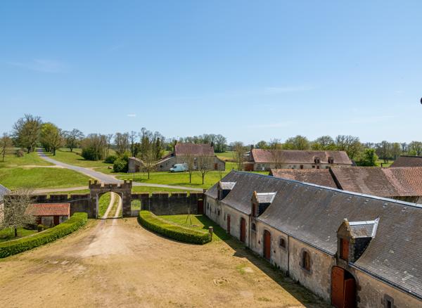 CHÂTEAU D'EXCEPTION DES XVe ET XIXe SIÈCLES DOMAINE DE 108 HECTARES, MONUMENT HISTORIQUE, HAUTE-VIENNE Le dorat