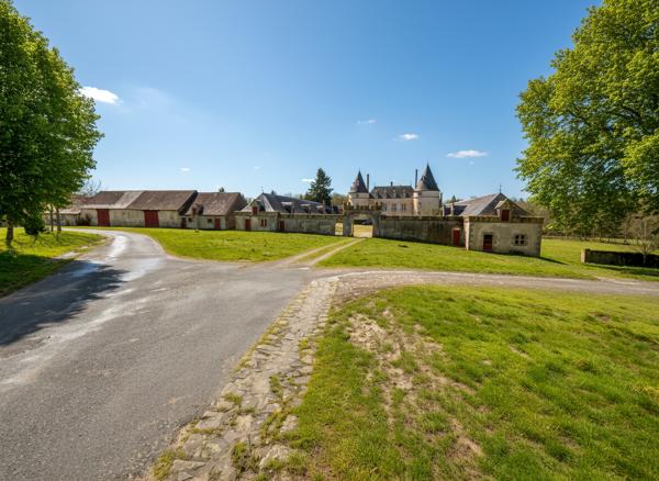 CHÂTEAU D'EXCEPTION DES XVe ET XIXe SIÈCLES DOMAINE DE 108 HECTARES, MONUMENT HISTORIQUE, HAUTE-VIENNE Le dorat