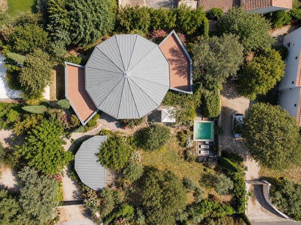 LES ANGLES , UNE MAISON BIOCLIMATIQUE INSPIRÉE DU « PHARE DU BOUT DU MONDE Les angles