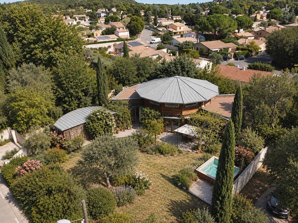 LES ANGLES , UNE MAISON BIOCLIMATIQUE INSPIRÉE DU « PHARE DU BOUT DU MONDE Les angles