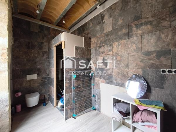 Immeuble de rapport en partie rénové d'une surface habitable de 140 m2 avec beaucoup de potentiel.