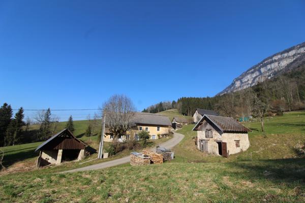 Véritable Maison Savoyarde avec deux dépendances au sein d'un petit hameau près du lac d'Aiguebelette (73610) avec terrain de 1900m²