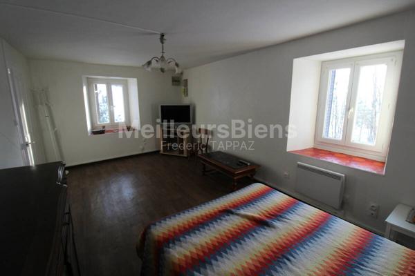 Véritable Maison Savoyarde avec deux dépendances au sein d'un petit hameau près du lac d'Aiguebelette (73610) avec terrain de 1900m²