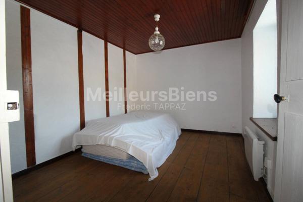 Véritable Maison Savoyarde avec deux dépendances au sein d'un petit hameau près du lac d'Aiguebelette (73610) avec terrain de 1900m²