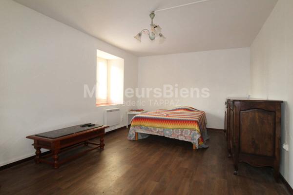 Véritable Maison Savoyarde avec deux dépendances au sein d'un petit hameau près du lac d'Aiguebelette (73610) avec terrain de 1900m²