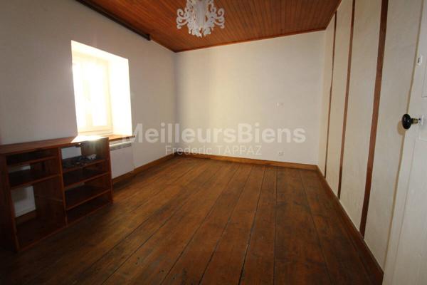 Véritable Maison Savoyarde avec deux dépendances au sein d'un petit hameau près du lac d'Aiguebelette (73610) avec terrain de 1900m²