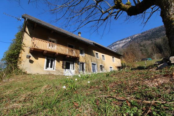 Véritable Maison Savoyarde avec deux dépendances au sein d'un petit hameau près du lac d'Aiguebelette (73610) avec terrain de 1900m²